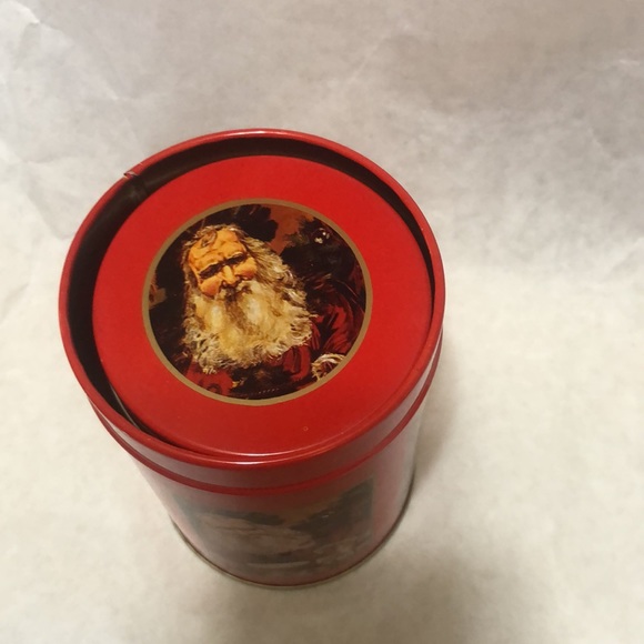 Christmas Tin Old Fashioned Santa 2 Nesting Round Red Vintage 5”x3.5” & 4.5”x3” - Picture 6 of 6